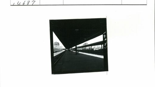 空荡火车站与宝塔建筑.jpg