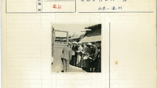穿制服人员协助排队上车.jpg