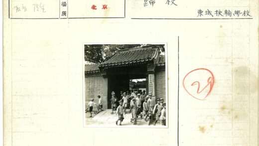 穿制服学生走出传统砖瓦校门.jpg