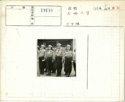 穿制服戴围巾的孩子们在格子窗前.jpg