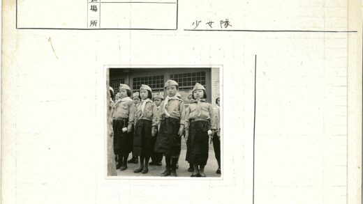 穿制服戴围巾的孩子们在格子窗前.jpg