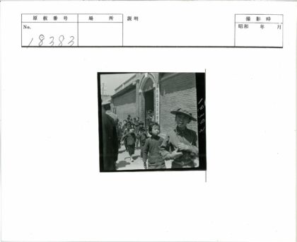 穿制服戴帽子的孩子们走出砖砌拱门建筑.jpg