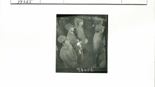 穿制服戴帽子的男人群像.jpg