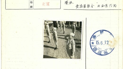 穿制服男孩敬礼室外.jpg