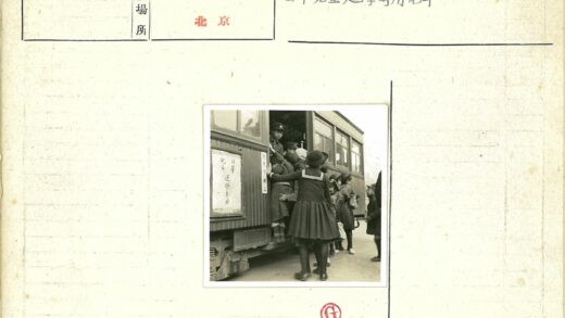 穿制服的孩子乘坐有轨电车.jpg