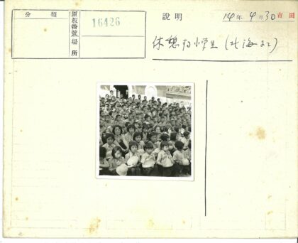 穿制服的孩子在拱窗建筑前.jpg