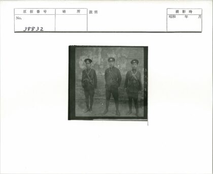 穿制服者与风化砖墙.jpg