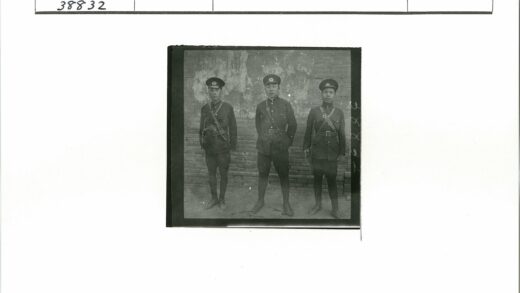 穿制服者与风化砖墙.jpg