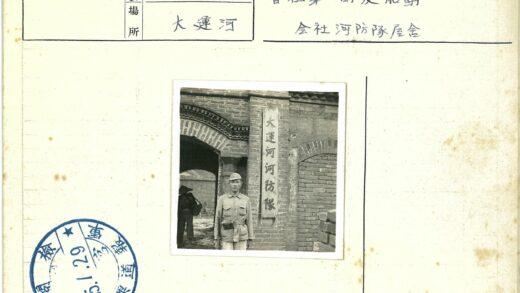 穿制服者站牌坊前.jpg