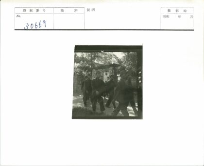 穿制服队伍穿过石柱大门.jpg