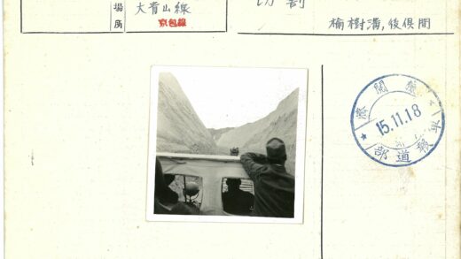 穿越岩石山的铁轨风景.jpg