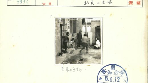 窄巷中的小孩与路人.jpg