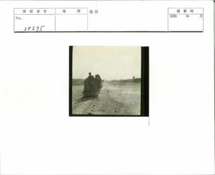 窄轨铁路上的平板车骑行.jpg