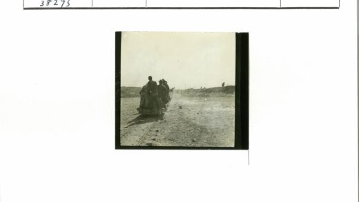窄轨铁路上的平板车骑行.jpg