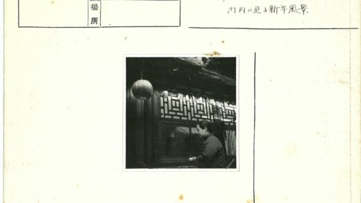 窗前女人与几何图案灯笼.jpg
