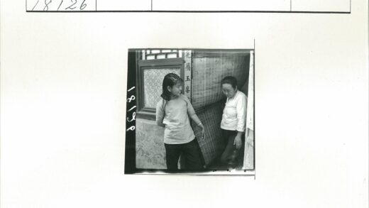 窗前女人与文字墙.jpg