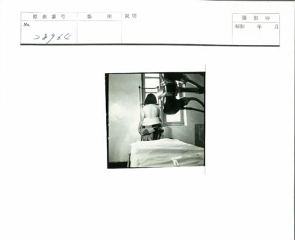 窗前裸背男子与x光机.jpg