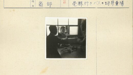 窗口递卡片的瞬间.jpg