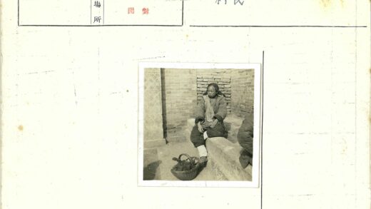 窗台旁坐人砖墙篮子.jpg