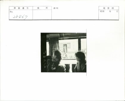 窗外人群与自行车街景.jpg