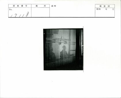 窗帘剪影下的两人与建筑.jpg