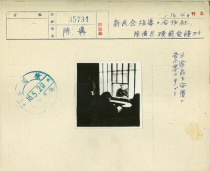 窗边书写与窗外警员.jpg