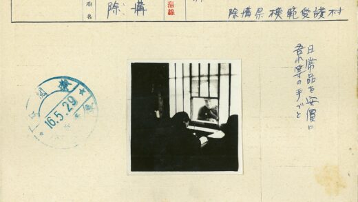窗边书写与窗外警员.jpg