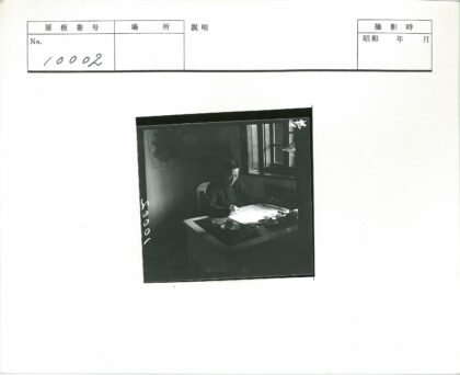 窗边写作的学者桌景.jpg
