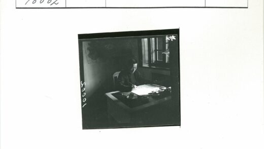 窗边写作的学者桌景.jpg