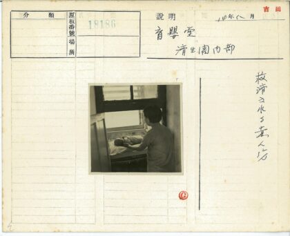 窗边凝视桌上襁褓婴儿.jpg