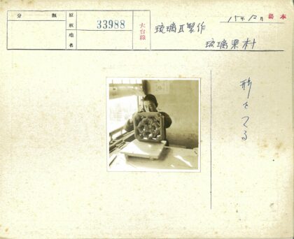 窗边工匠制作精细工艺品.jpg