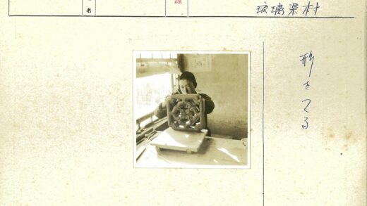 窗边工匠制作精细工艺品.jpg