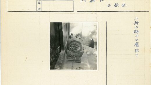 窗边石雕与阴郁台阶.jpg