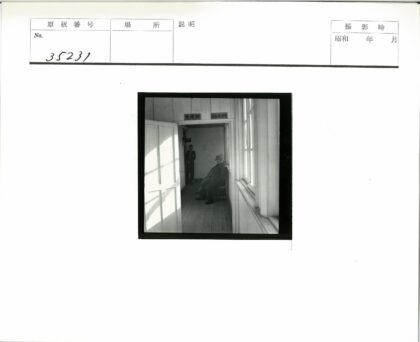 窗边长凳与走廊人物.jpg