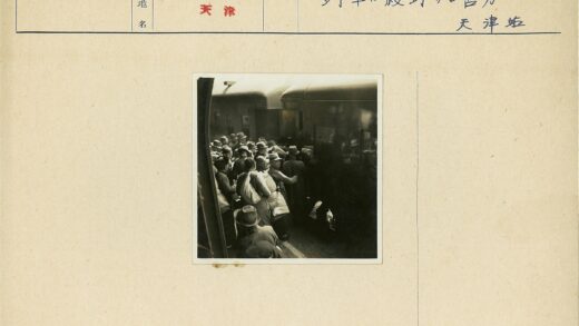 站台上戴帽子穿大衣的人群.jpg