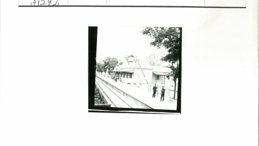 站台与铁轨风景.jpg