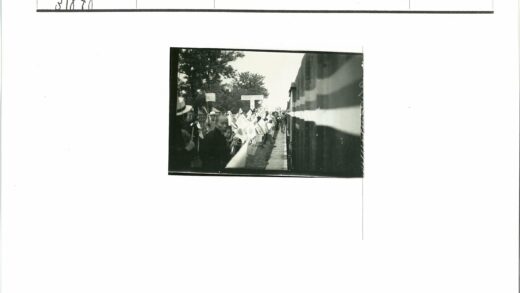 站台人群与条纹火车同行.jpg