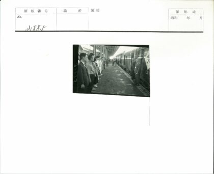 站台火车与人群历史场景.jpg