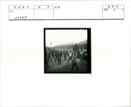 站台火车前集体晨练.jpg