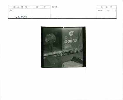 站台背篮子人与60032车厢.jpg