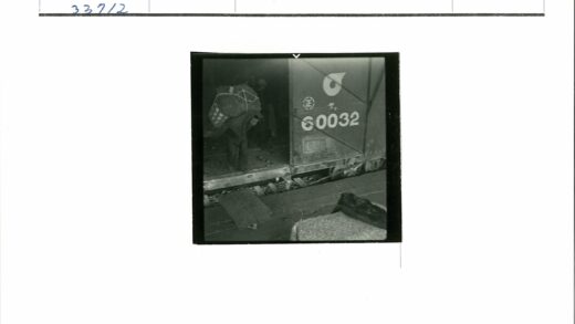 站台背篮子人与60032车厢.jpg
