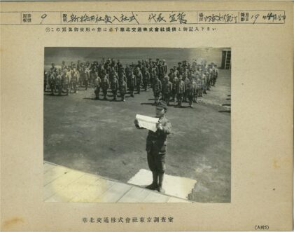 站台读报与军人列队旧影.jpg