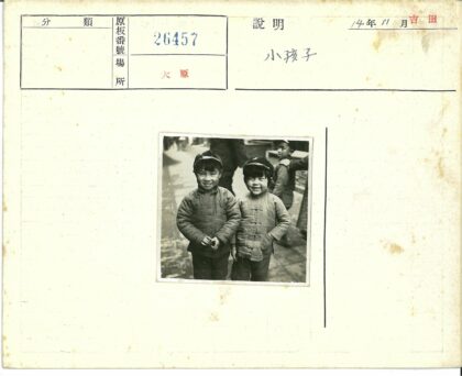 童真友谊街头牵手.jpg