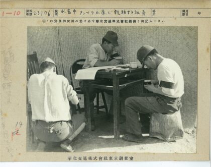 竹墙下三人围桌活动.jpg