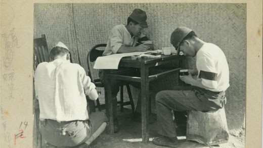 竹墙下三人围桌活动.jpg