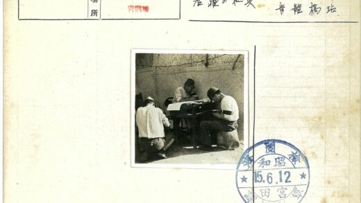 竹墙房内三人伏案工作.jpg