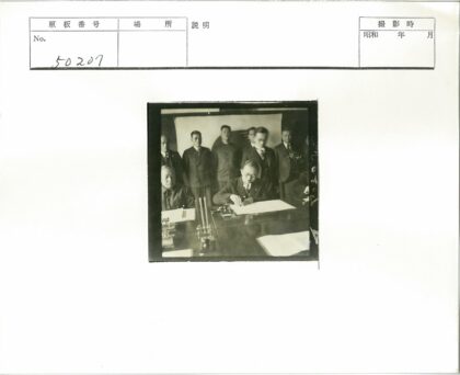 签署文件会议场景.jpg