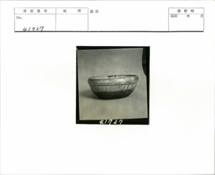 简约圆形碗光影对比特写.jpg