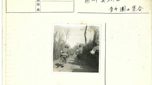 篱笆土路人群奔跑.jpg