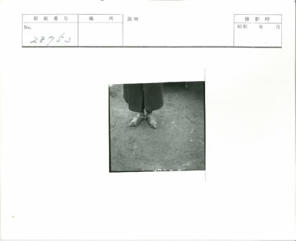 粗凉鞋长外套泥土地站立.jpg